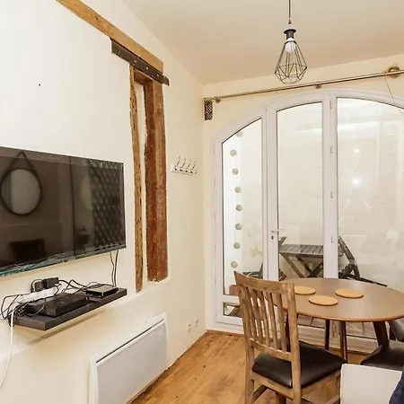 Charming With Terrace In Heart Parigi